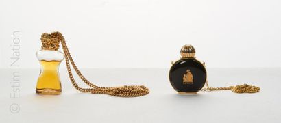 BIJOUX PARFUM Lot de deux colliers pendentifs flacons de parfum
Un "Shocking" de...