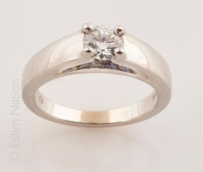 BULGARI Bague en platine (850/°°) centré d'un diamant rond taille brillant pesant...