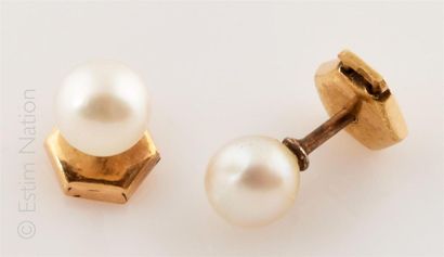 BOUTONS DE COL Paire de boutons de col en or 18K (750/°°) rehaussés d'une perle de...