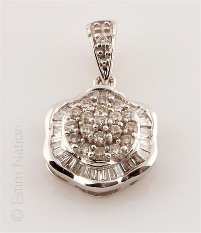 Pendentif diamants Pendentif en or gris 18K (750/°°) en forme de fleur entièrement...