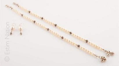 BIJOUX FANTAISIE Deux bracelets composées de perles de cultures d'eau douce alternées...