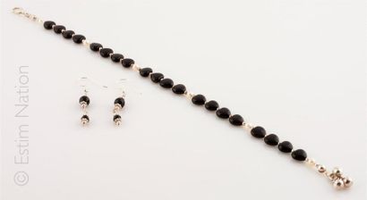 BIJOUX FANTAISIE Deux bracelets composées de perles de cultures d'eau douce alternées...