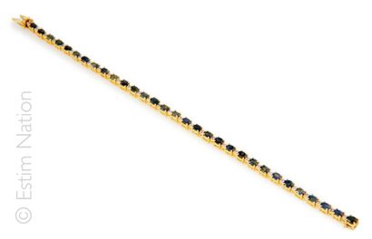BRACELET SAPHIRS DIAMANTS Bracelet articulé en argent doré (925/°°) rehaussé de saphirs...