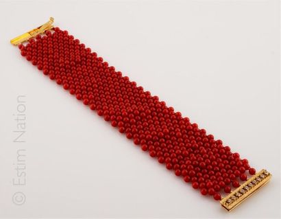 BRACELET CORAIL Bracelet manchette souple composé de perles de corail rondes. Fermoir...