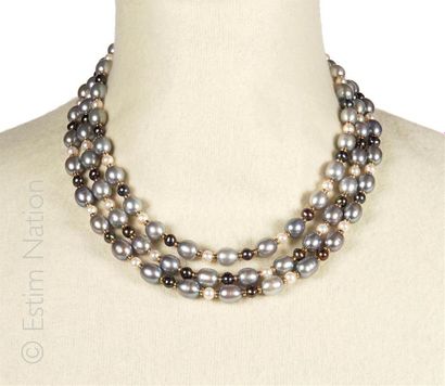 COLLIER PERLES Collier composé de trois rangs de perles de culture blanches et grises...