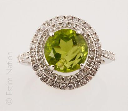 BAGUE PERIDOT DIAMANTS Bague en or gris 18K (750/°°) centrée d'un péridot rond facetté...