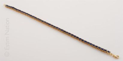BRACELET SAPHIRS Bracelet articulé en argent (925/°°) doré rehaussé de saphirs ovales...