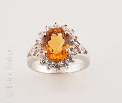 BAGUE CITRINE PIERRES BLANCHES Bague en argent (925/°°) centrée d'une citrine ovale...