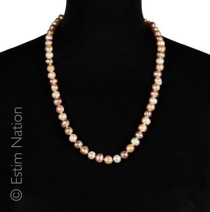 COLLIER PERLES Long collier composé de perles de culture d'eau douce de couleur pastel....