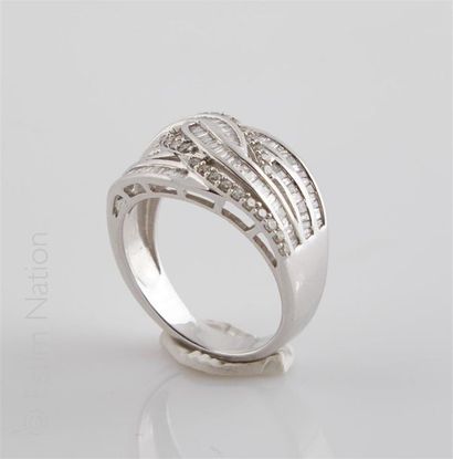 null BAGUE DIAMANTS Bague bandeau en or gris 18K (750/°°) à motif rubané ajouré entièrement...