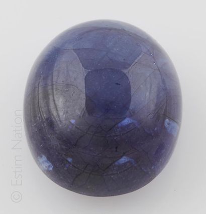 SAPHIR Saphir bleu cabochon. 
Dimensions : 17.70 x 15.10 x 10.50 mm (environ 32.79...