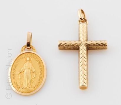 PENDENTIFS OR Deux pendentifs en or jaune 750°/00 comprenant une croix ciselée de...