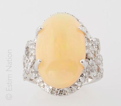 BAGUE OPALE DIAMANTS Bague en or gris 18K (750/°°) centrée d'une opale en cabochon...