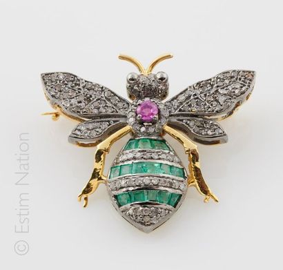 BROCHE "ABEILLE" OR EMERAUDE RUBIS DIAMANTS Broche représentant une abeille en or...