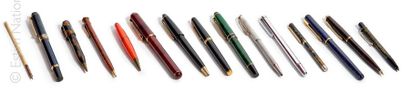 Stylos Collection de seize stylos à bille et à plumes, porte-mine et divers de marque...