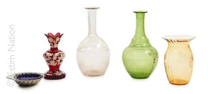 VERRERIES Diverses verreries anciennes et modernes dont :
- Vase en verre jaune à...
