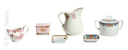 ARTS DE LA TABLE Diverses pièces en céramique :
- Sucrier en porcelaine à décor imprimé....