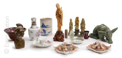 DIVERS Lot composé de :
- divers objets d'Asie : statuettes en pierre dure bois ou...