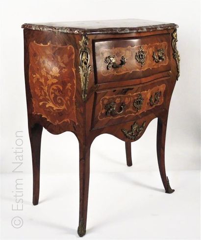 null Commode dite sauteuse en bois de placage à décor de marqueterie et bronzes dorés,...