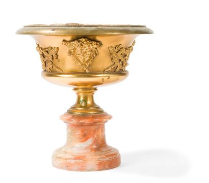 null Jardinière représentant une coupe en bronze doré et mouluré à décors de mascarons...