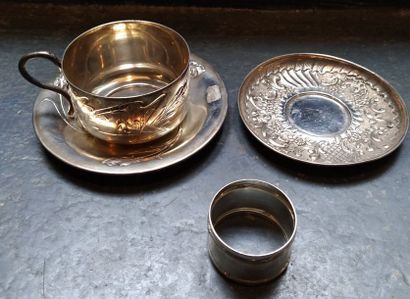 null Ensemble en argent comprenant une tasse et sa soucoupe, un vide poche et un...