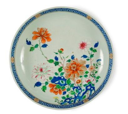 null CHINE de commande. Plat rond à décor décentré en émaux polychromes de rochers...