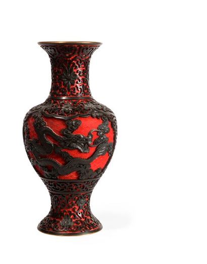 Vase en laque bicolore insculpée
Chine XIXème...