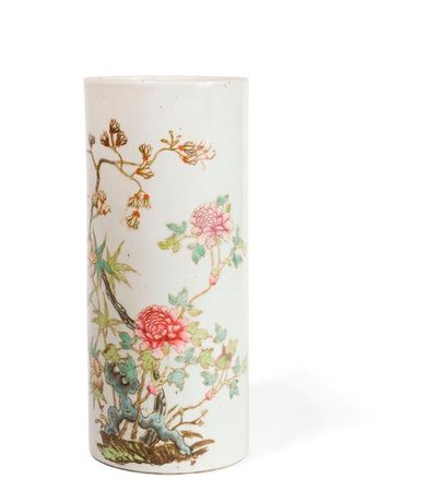 null Vase rouleau en porcelaine polychrome sur fond blanc à décors floral

Chine....