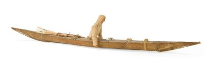 null Modèle réduit de kayak. Peau, bois, tissu et éléments en os (harpon et accastillages)

Inuit,...