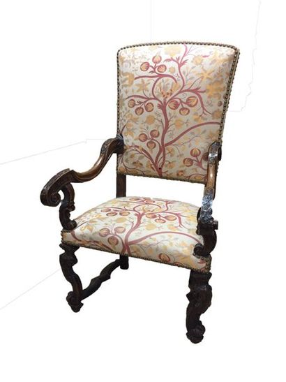 Large fauteuil à dossier droit en bois sculpté,...