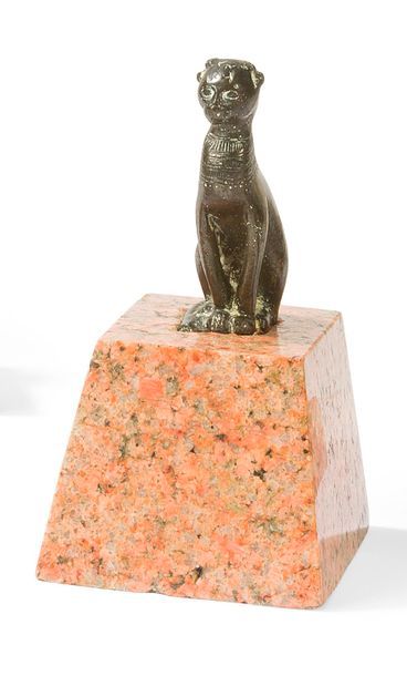  Statuette de chatte Bastet assise en bronze 
Egypte, Basse Epoque 
(Reprise à la...