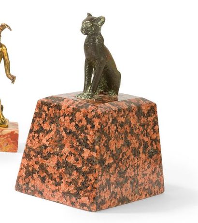Statuette de chatte Bastet assise en bronze...