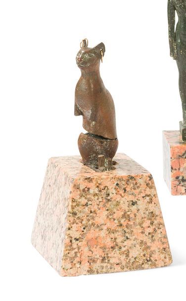 null Statuette de chatte Bastet assise en bronze 

Egypte, Basse Epoque

(Cassures,...