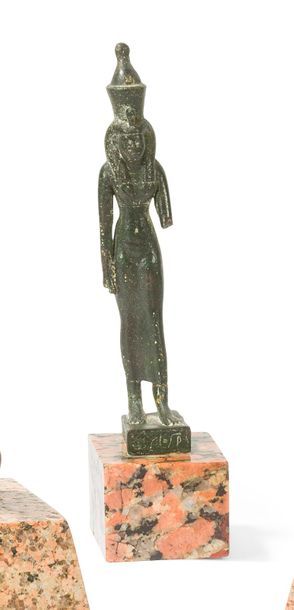  Statuette de la Déesse Mout en bronze 
Egypte, Basse Epoque 
(Cassures aux chevilles,...