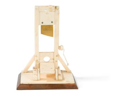 null Modèle réduit de coupe cigarillo à décor de guillotine en ivoire et métal.

Vers...