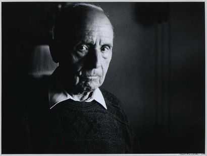 Paul FACCHETTI (1912-2010) Portrait de Julien GRACQ Tirage argentique sur papier....