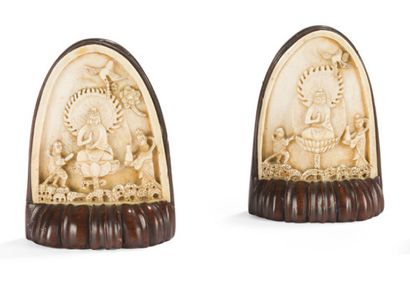 null Deux petites stèles votives en ivoire sur socle en bois, sculptées en léger...