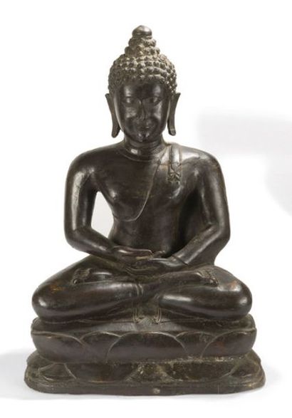 null Statuette en bronze représentant un Bouddha en méditation sur un lotus, dans...