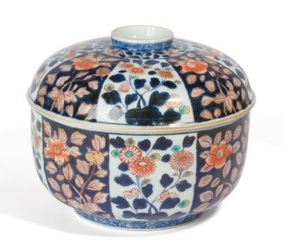 null Pot couvert en porcelaine Imari émaillé polychrome à décors de fleurs de chrysanthème...