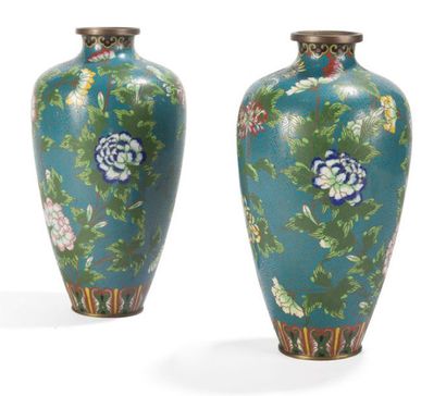 null Paire de vases en émaux cloisonnés sur bronze à décor polychrome sur fond bleu...