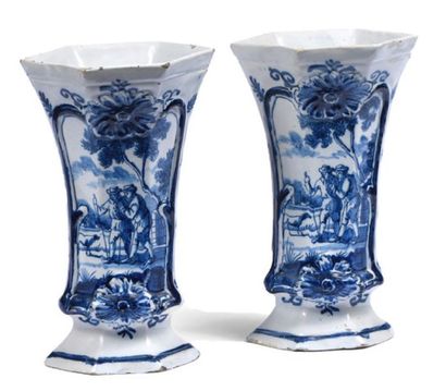 null Une paire de vases en faïence à décor en camaïeu bleu de scènes galantes dans...