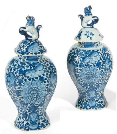 null Paire de vases couverts octogonaux en faïence de Delft à décor en camaïeu de...