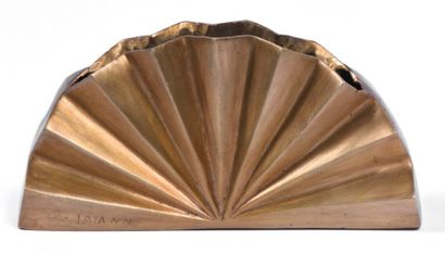 Claude LALANNE (1925 - 2019) Vase éventail.
Vase en bronze patiné. Signé sur un côté....