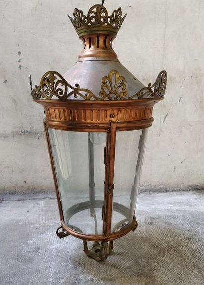 null Lanterne en cuivre, laiton et verre d'après le modèle des lanternes parisiennes.
H....