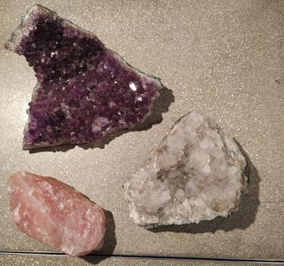 null Ensemble de trois minéraux composé d'un quartz rose, une améthyste et d'un quartz...