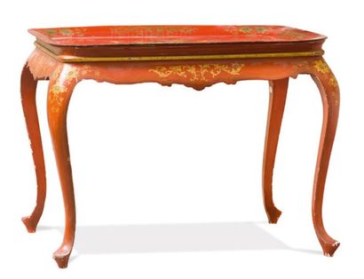 null Table en bois peint à décors de rinceaux et fleurs avec son plateau de cuivre....