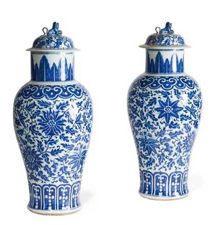 null Paire de vases balustres avec leurs couvercles, en porcelaine bleu blanc à décor...