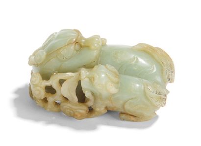 null Sculpture en jade légèrement veiné à décors de Qilin.
Chine, fin du XIXème,...