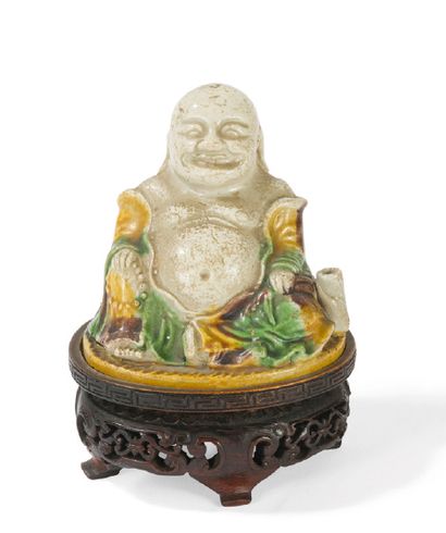 null Petit bouddha en terre cuite vernissée polychrome
Chine XVIIème siècle H. 9...