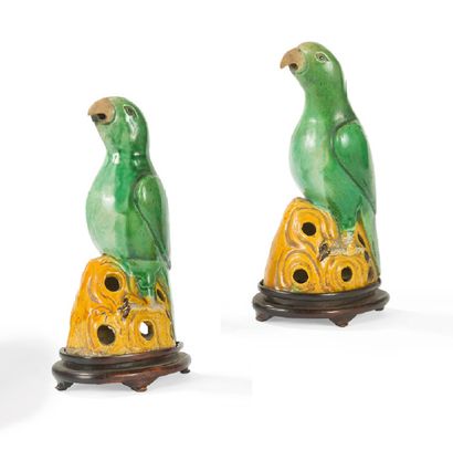 null Pair of parrots in polychrome enamelled biscuit green and yellow China. 18th...